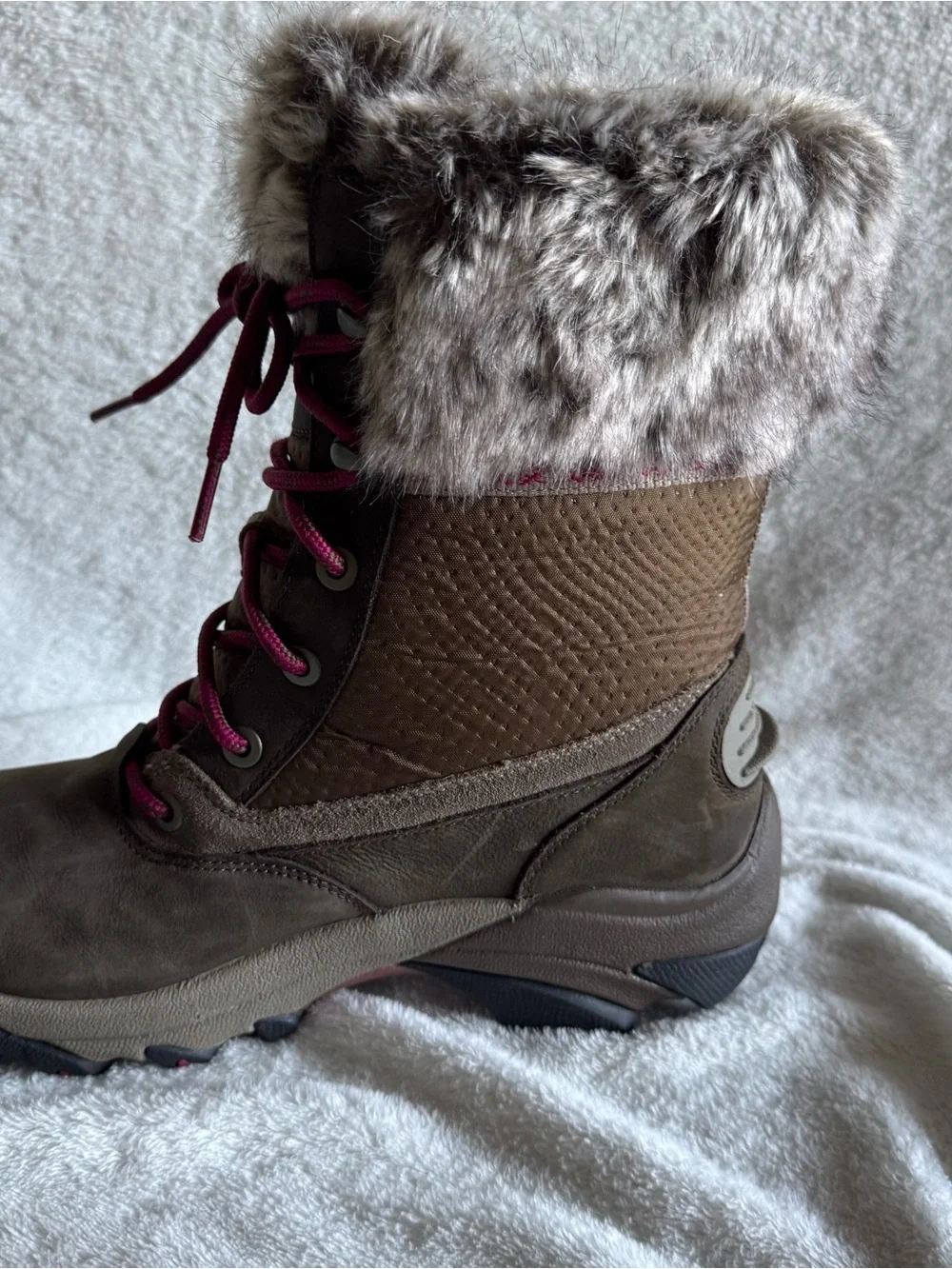 Keen Women's Brown Winter Boots with Pink Laces and Faux Fur Collar